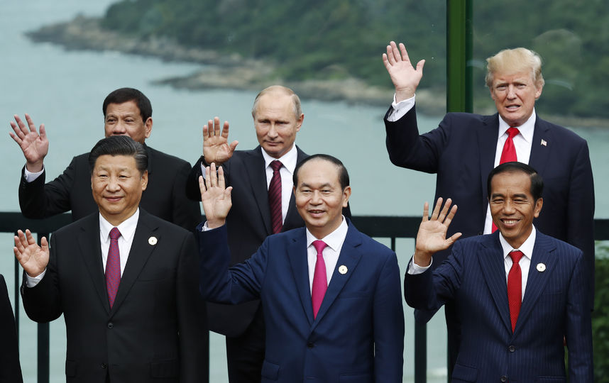 Путин и Трамп пообщались на саммите АТЭС во Вьетнаме. Фото AFP