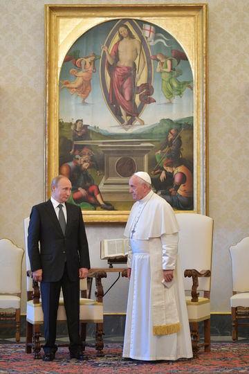 Путину подарили картину с видом Ватикана