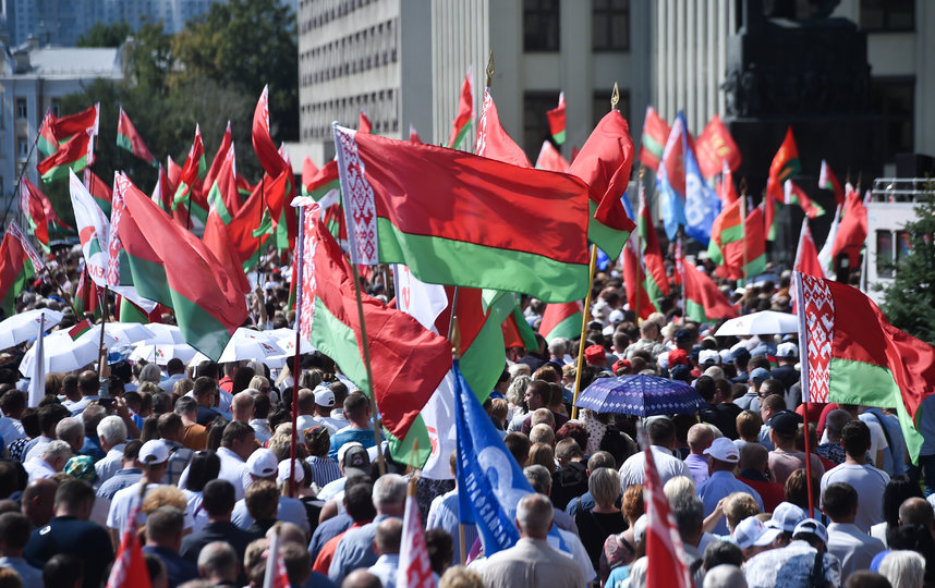 СМИ: на оппозиционный митинг в Минске пришло 220 000 человек, на провластный – 31 000