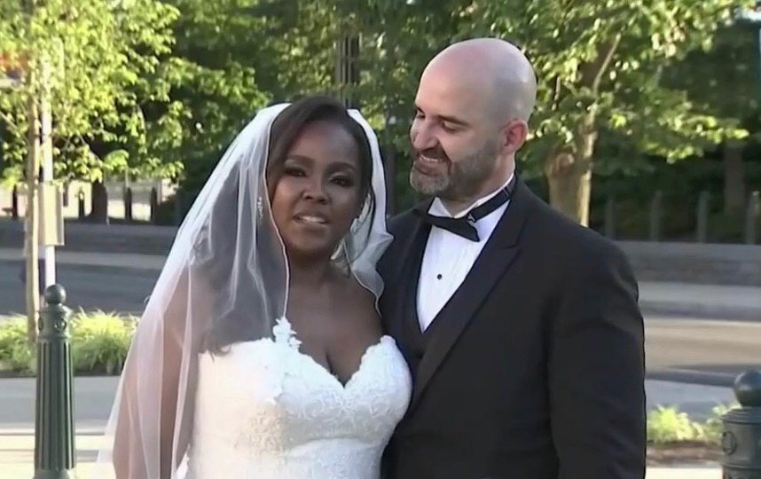 "Разноцветный" брак: пара поженилась во время беспорядков в США