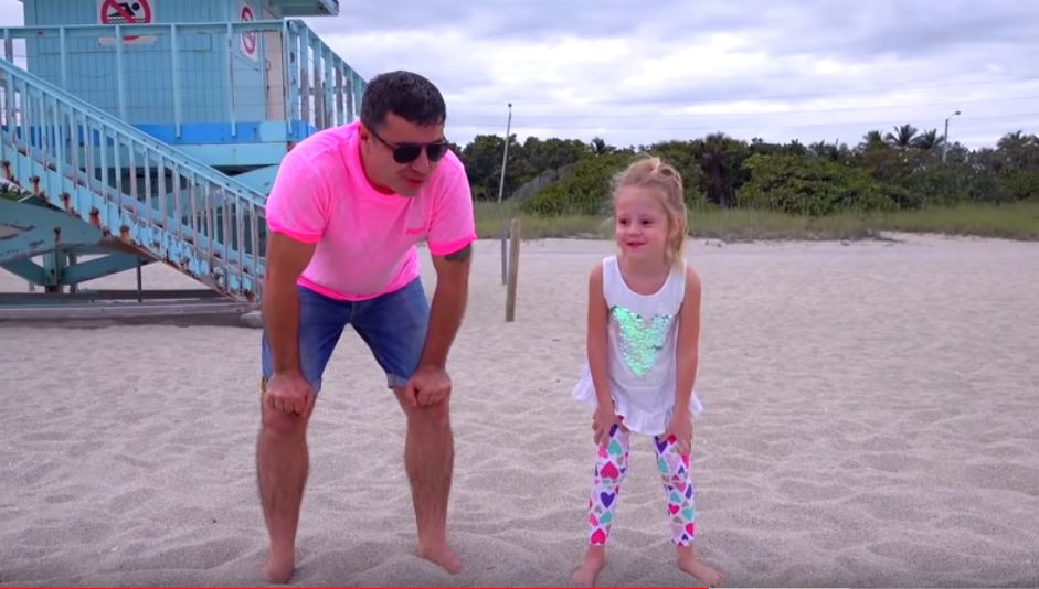 Настя Радзинская с папой. Фото скриншот youtube.com/watch?v=r9AC5MEnKCs