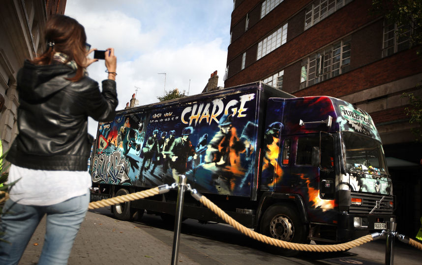 Volvo FL6, раскрашенный стрит-арт художником Бэнкси. Фото Getty