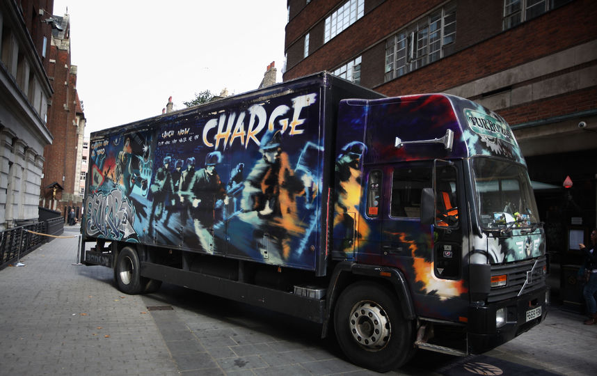 Volvo FL6, раскрашенный стрит-арт художником Бэнкси. Фото Getty