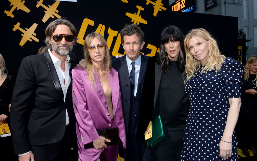 Кортни Лав и другие на премьере сериала. Фото Getty