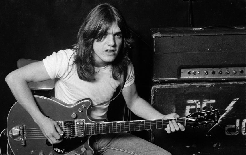Умер один из основателей AC/DC