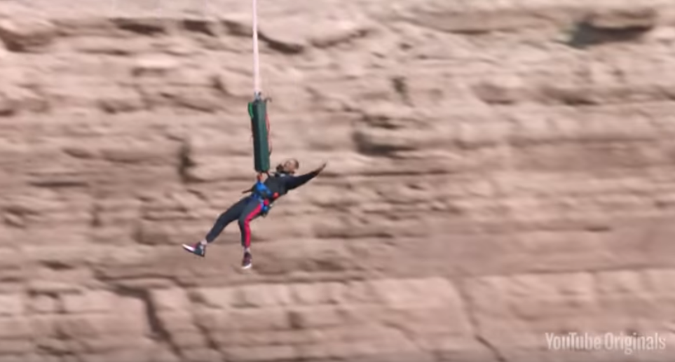 Уилл Смит совершил прыжок с вертолёта в ущелье Гранд-Каньона. Видео