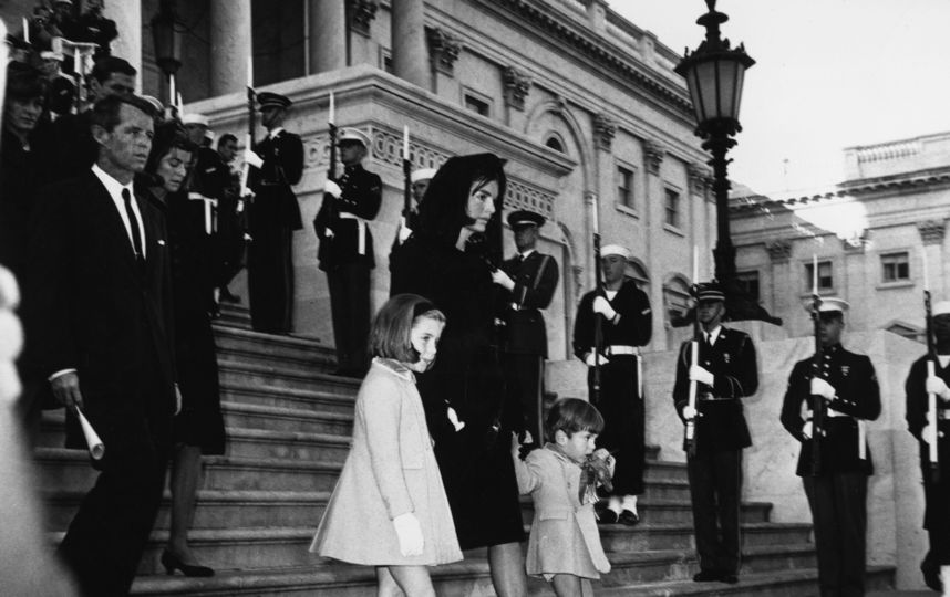 Жаклин Кеннеди с детьми на похоронах Джона Кеннеди. Фото Getty