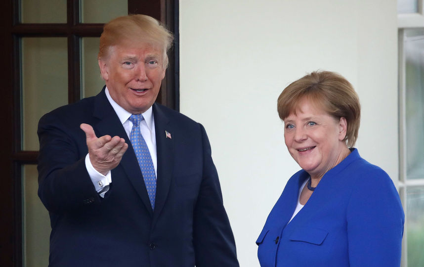 Снова отчебучил: на саммите G7 Трамп забросал Меркель конфетами