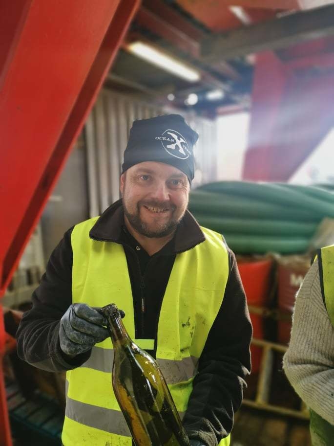 Шведские дайверы подняли со дна Балтийского моря 900 старинных бутылок редкого французского коньяка и ликера. Фото Emil Marczak