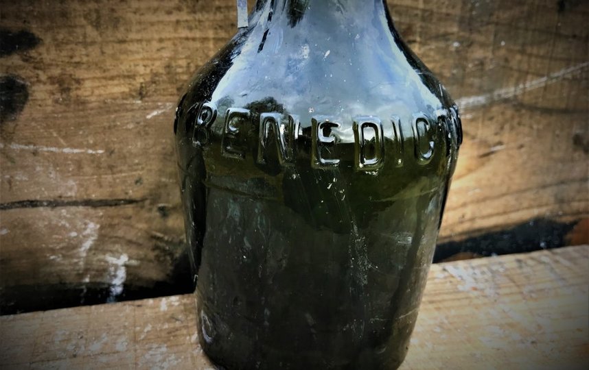 Шведские дайверы подняли со дна Балтийского моря 900 старинных бутылок редкого французского коньяка и ликера. Фото Emil Marczak