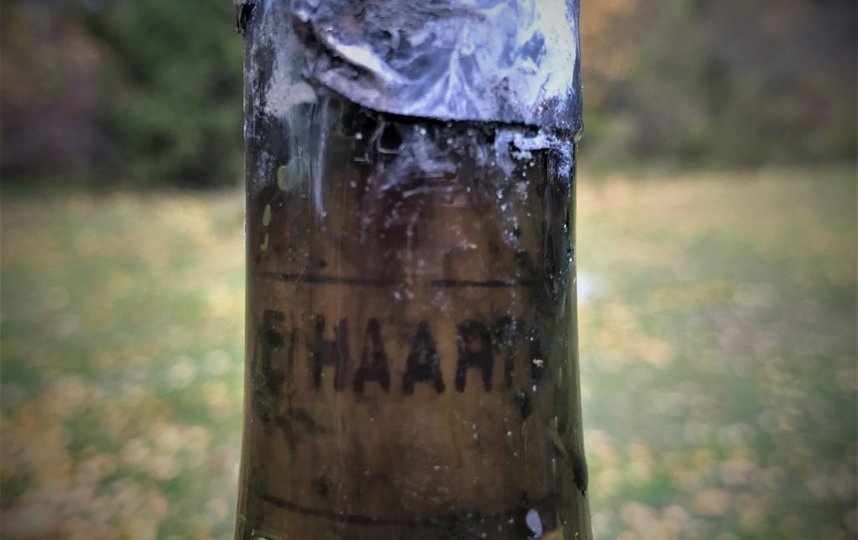 Шведские дайверы подняли со дна Балтийского моря 900 старинных бутылок редкого французского коньяка и ликера. Фото Emil Marczak