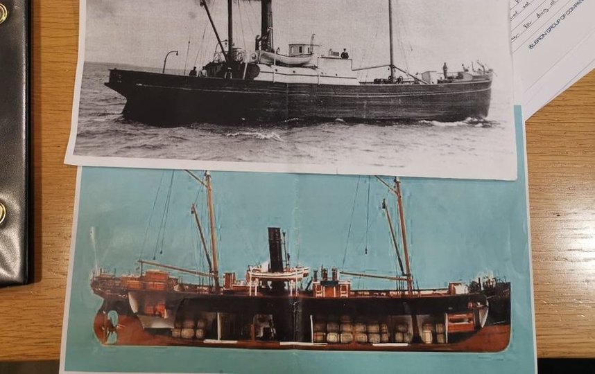 Шведские дайверы подняли со дна Балтийского моря 900 старинных бутылок редкого французского коньяка и ликера. Фото Emil Marczak