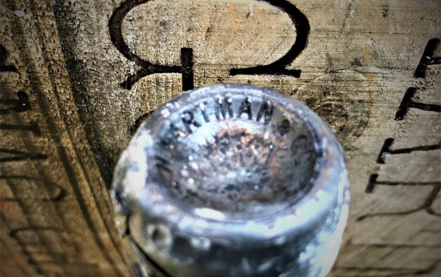 Шведские дайверы подняли со дна Балтийского моря 900 старинных бутылок редкого французского коньяка и ликера. Фото Emil Marczak