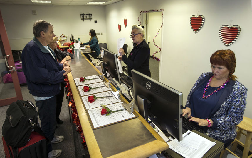 В аэропорту Лас-Вегаса ко Дню Святого Валентина открылось бюро регистрации браков – фото