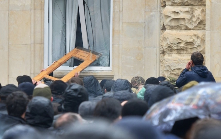 В администрации президента Абхазии назвали беспорядки в Сухуме попыткой госпереворота. Фото РИА Новости