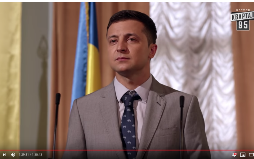 Владимир Зеленский в момент вступления в должность выглядит гораздо более счастливым, чем его герой Василий Голобородько. Фото Скриншот Youtube