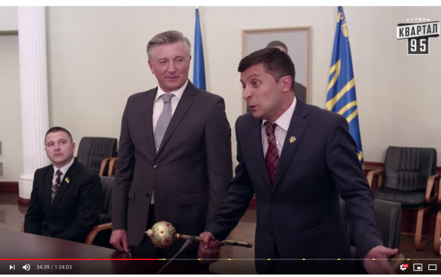Владимир Зеленский смело взял власть в свои руки, тогда как его герой принял булаву с большим смущением. Фото скриншот "Слуга народу", Скриншот Youtube