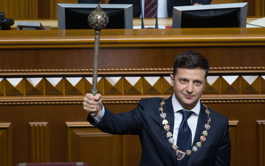 Владимир Зеленский смело взял власть в свои руки, тогда как его герой принял булаву с большим смущением. Фото AFP