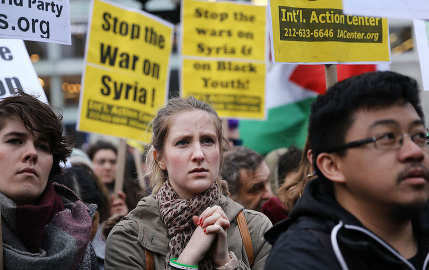 Сотни американцев митингуют против авиаударов США по Сирии