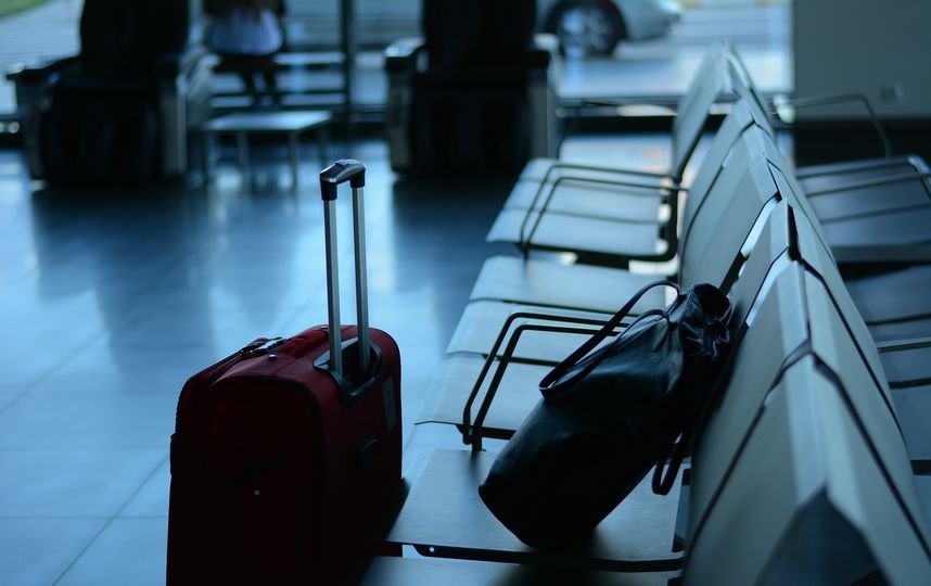 В руках у парня был большой плакат с надписью: "Я знаю, что ты мне изменила". Фото Pixabay