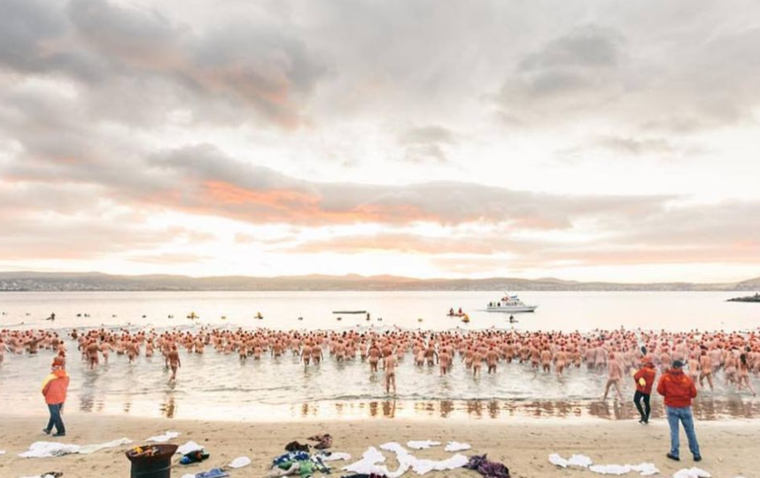 В Австралии нудисты устроили массовый заплыв