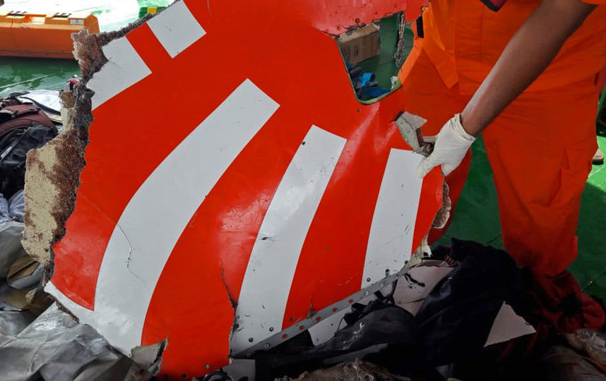 Обломки разбившегося Boeing 737 MAX авиакомпании Lion Air. Фото AFP