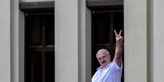 Александр Лукашенко на митинге в свою поддержку.
