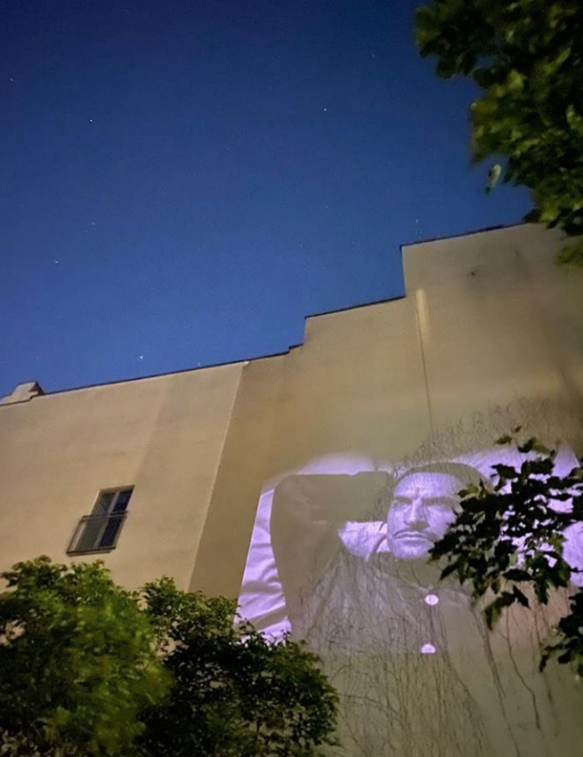 Фильмы показывают во дворах по четвергам и субботам. Фото Instagram @windowflicks