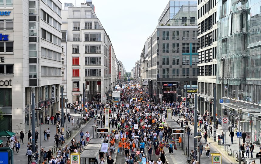 Тысячи людей вышли на улицы Берлина. Фото AFP