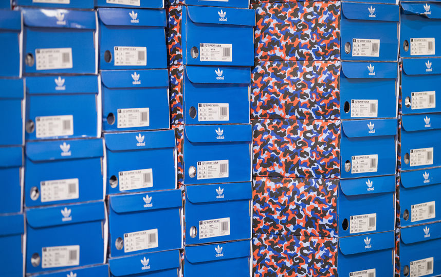 Кроссовки, заменяющие годовой проездной в общественном транспорте Берлина. Фото AFP