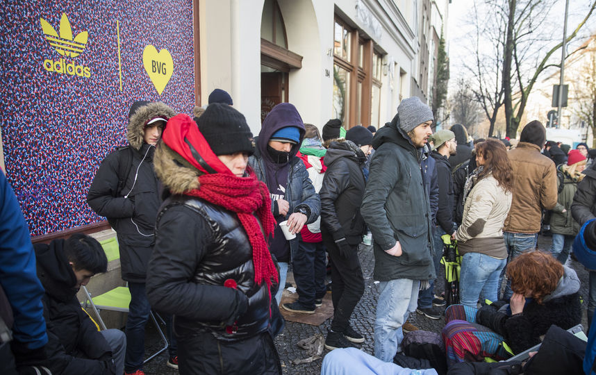 Очередь за кроссовками. Фото AFP