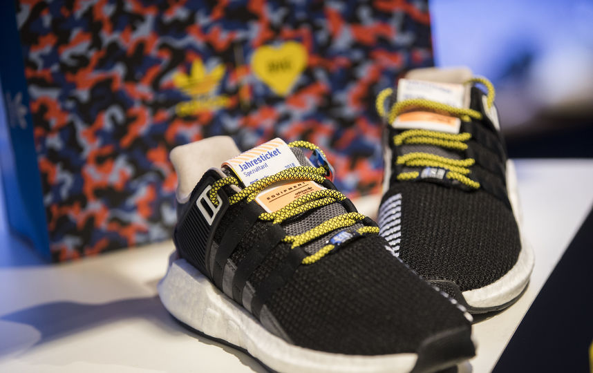 Кроссовки, заменяющие годовой проездной в общественном транспорте Берлина. Фото AFP