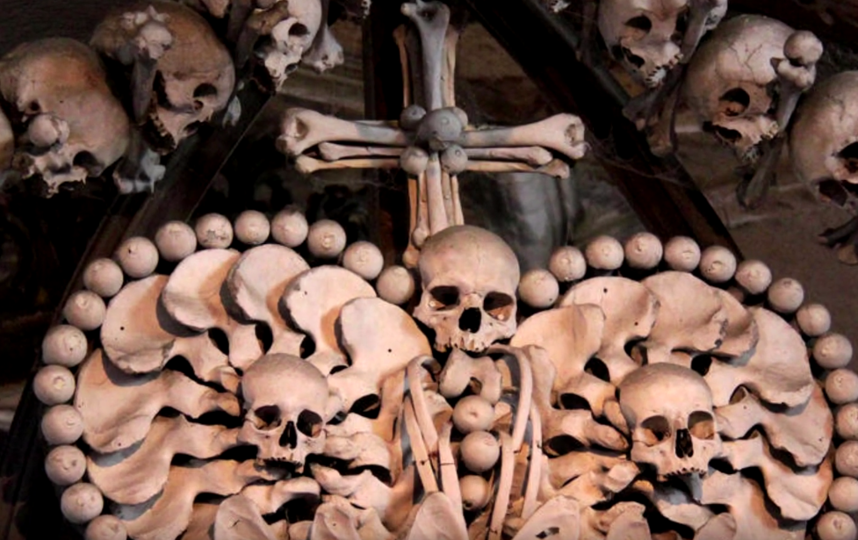 В костнице в Седлеце туристам запретят делать селфи. Фото скриншот https://www.youtube.com/watch?v=-J1gXCNhRNM, Скриншот Youtube