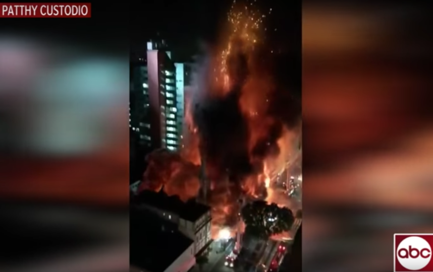 В центре Сан-Паулу рухнула горящая высотка. Видео