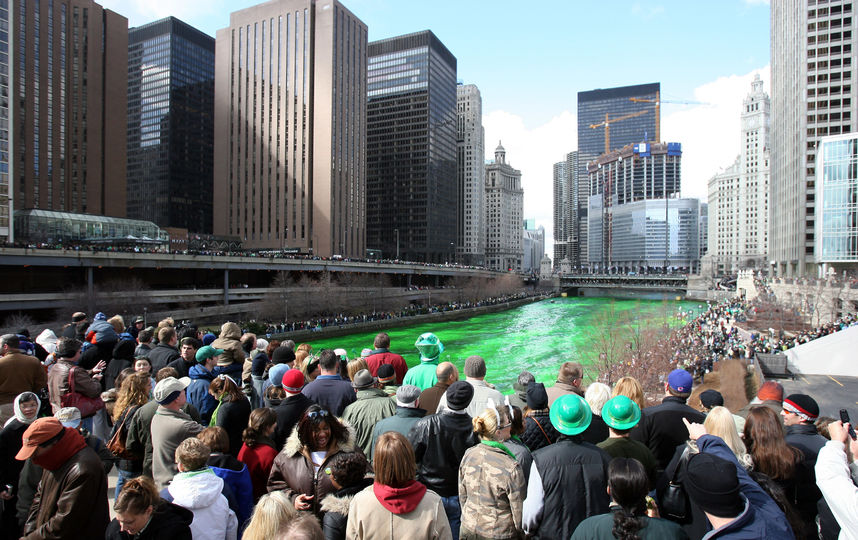 В Чикаго реку покрасили в зеленый цвет