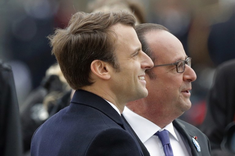 Франсуа Олланд и Эммануэль Макрон. Фото AFP