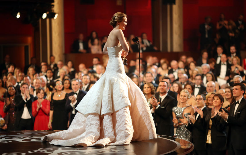 Платье Дженнифер Лоуренс от Dior, в котором она упала на церемонии "Оскар" в 2013 году, оценивается в 4 миллиона долларов. Фото Getty