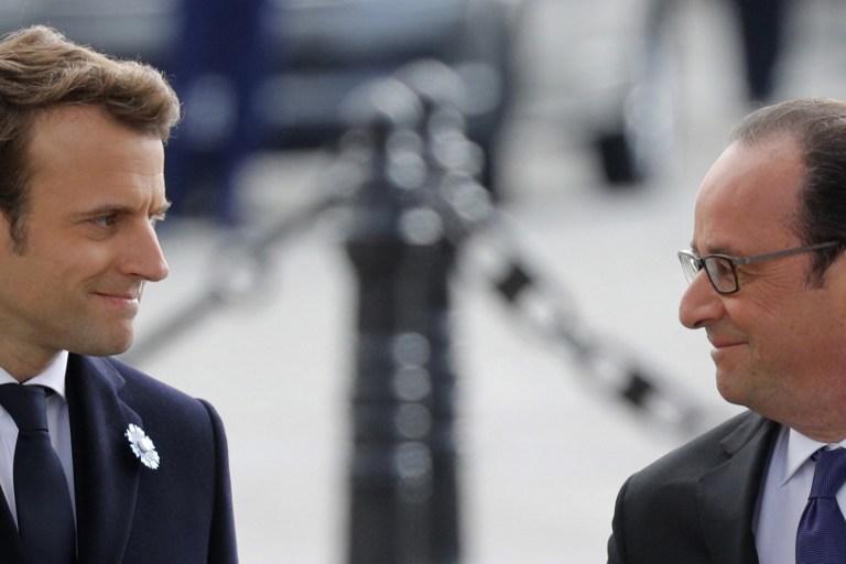Франсуа Олланд и Эммануэль Макрон. Фото AFP