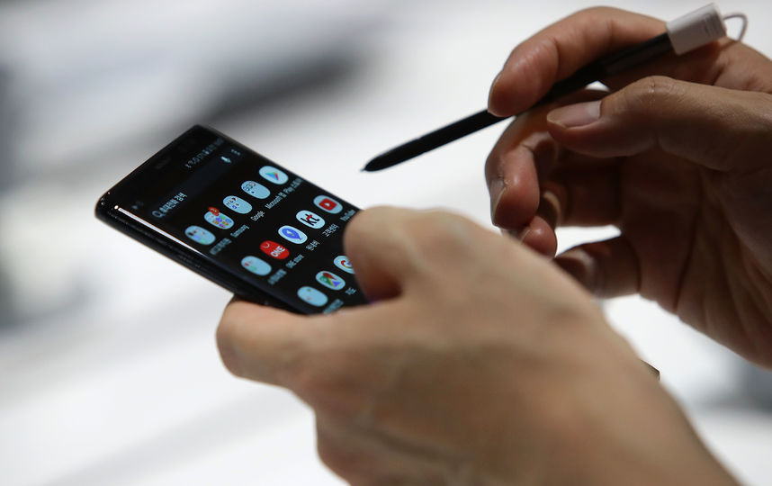 Новый экран планируется использовать в будущих смартфонах, портативных игровых консолях, военных устройствах и в автомобильных компьютерах. Фото Getty