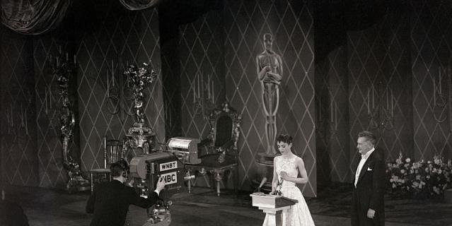 Платье Одри Хепберн, которое она надела на церемонию в 1954 году. Сколько оно стоило, неизвестно, но в 2011 году наряд продали на аукционе за 131 292 долларов.