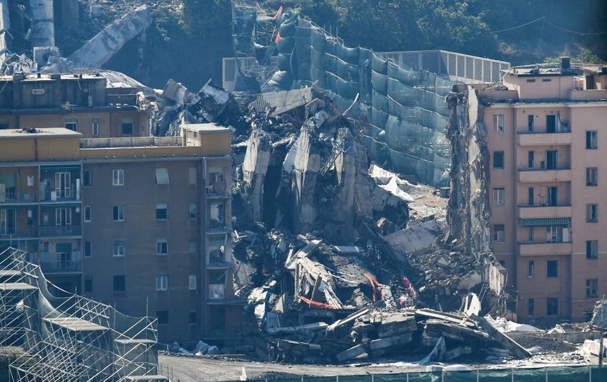 Взрыв моста в Генуе (Италия). Фото AFP