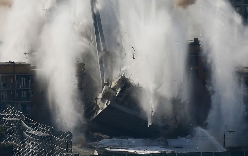 Взрыв моста в Генуе (Италия). Фото AFP