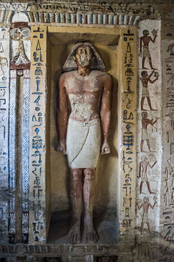Стены гробницы украшены разноцветными фресками и иероглифами. Фото AFP