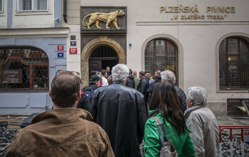 В Праге в один из пабов даже была очередь. Фото Getty