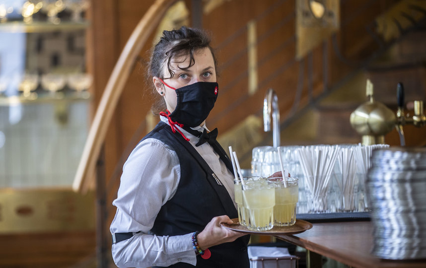 Обслуживающий персонал также носит маски и средства защиты. Фото Getty
