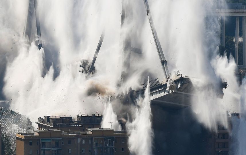 Взрыв моста в Генуе (Италия). Фото AFP