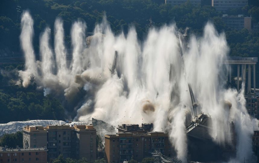 Взрыв моста в Генуе (Италия). Фото AFP