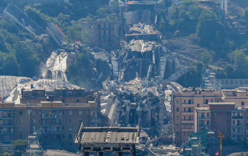 Взрыв моста в Генуе (Италия). Фото AFP