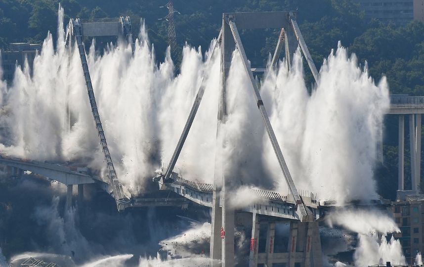 Взрыв моста в Генуе (Италия). Фото AFP