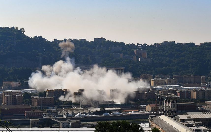 Взрыв моста в Генуе (Италия). Фото AFP